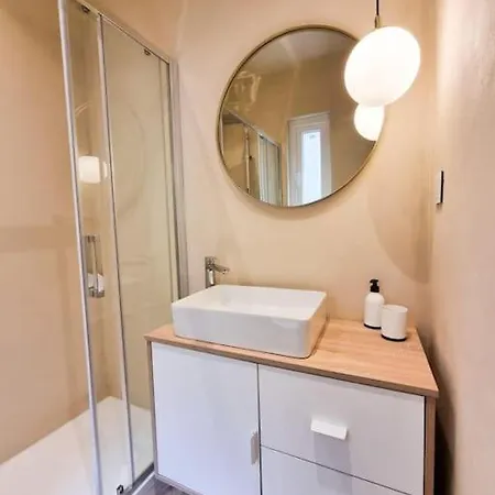 Vibranty Lux - Location, Minutes From Sandy Apartment