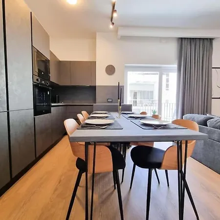 Vibranty Lux - Location, Minutes From Sandy