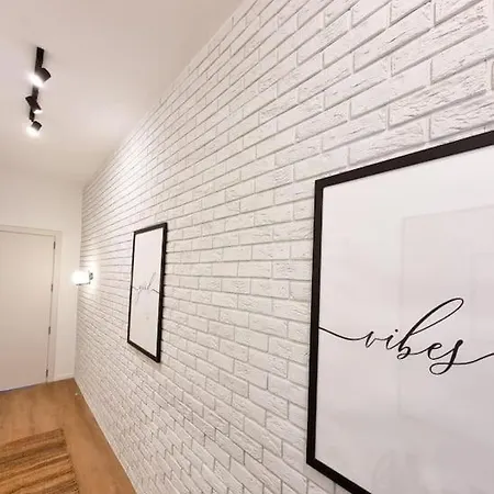 Vibranty Lux - Location, Minutes From Sandy شقة